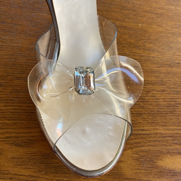 Vintage gorgeous clear vinyl Bow with huge rhinestone on lucite 4” heels - Picture 5 of 8